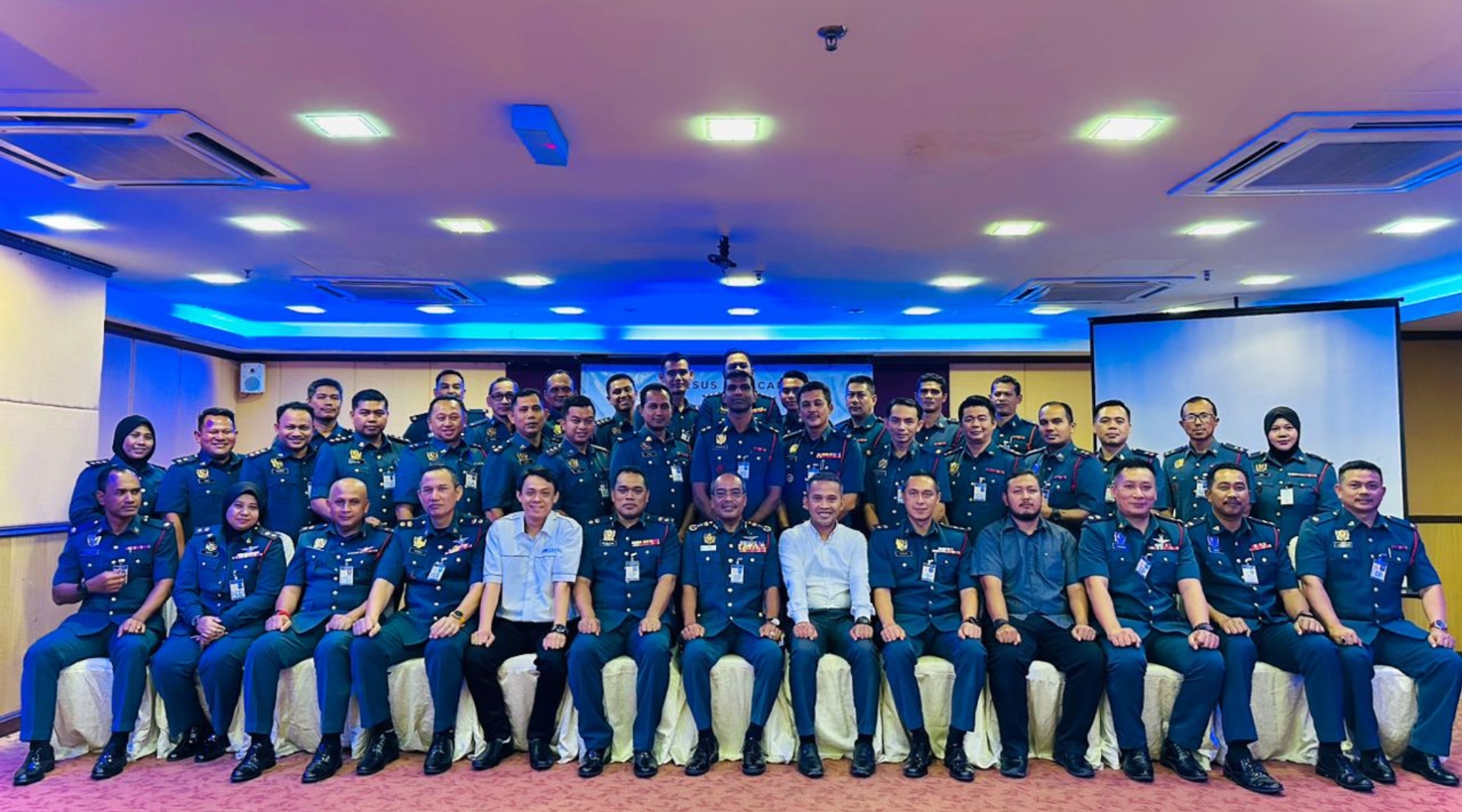 gambar bersama pegawai bomba